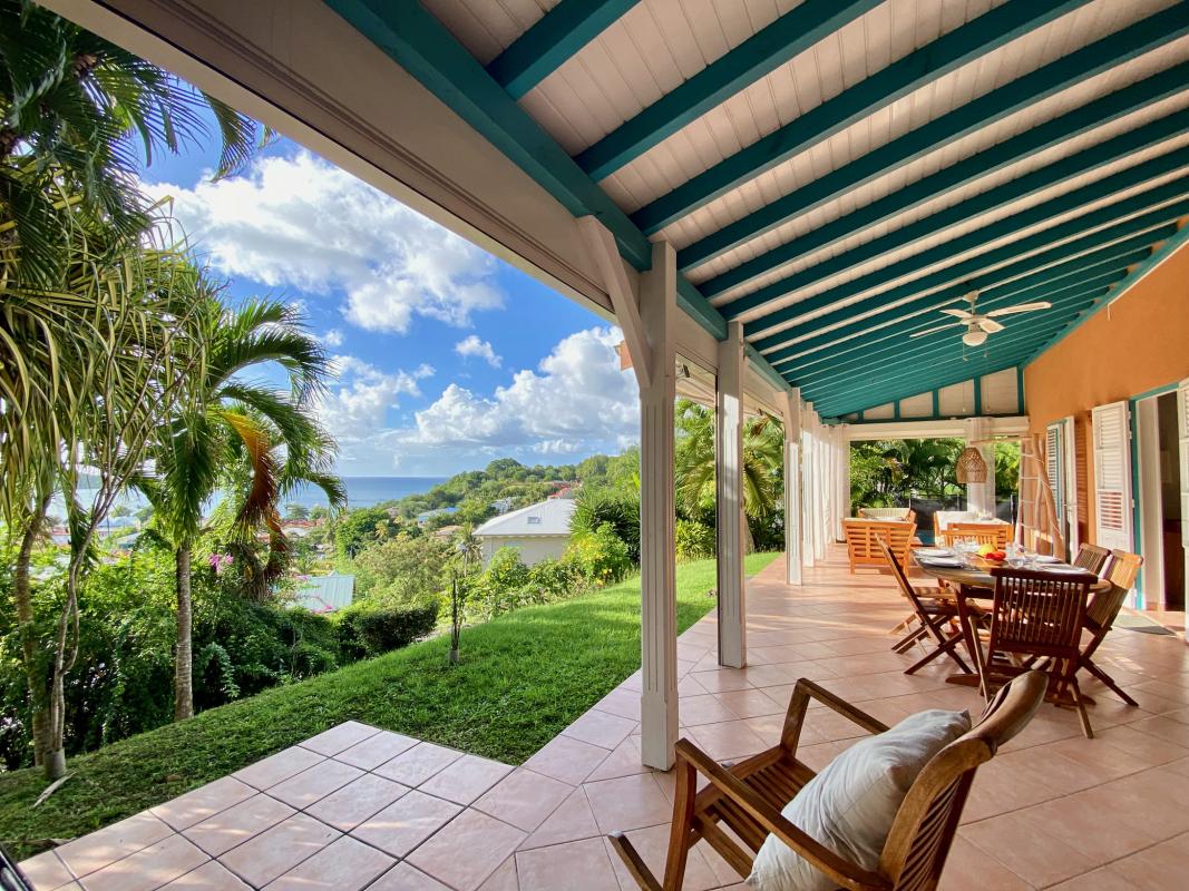 varangue-couverte-salon-de-jardin-vue-mer-martinique (2)